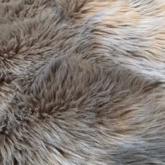 Faux Fur Rug - Picture 5 of 6